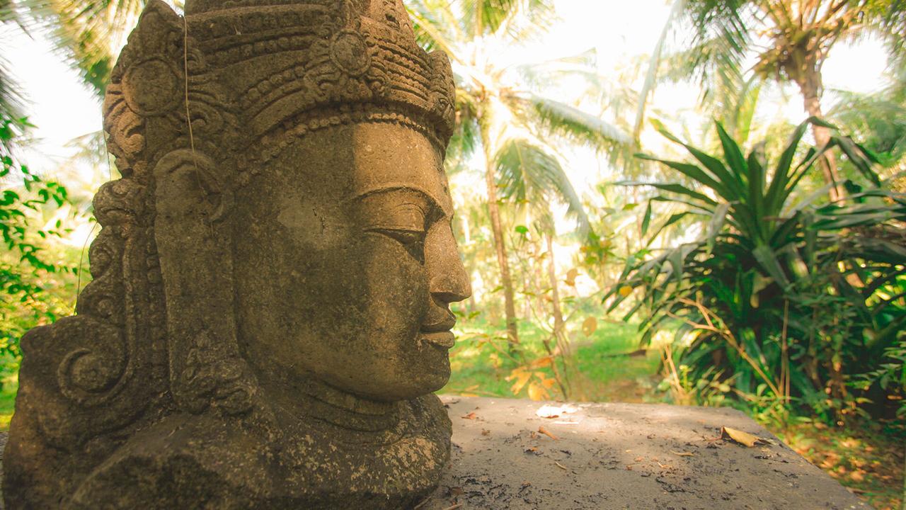 Gardens with statue at Aashyana Lakhanpal