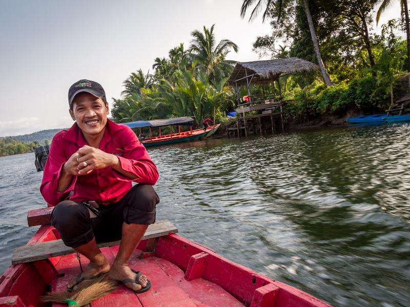 Local guide on canoe at Rainbow Lodge